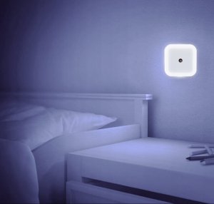 Lampka wtykowa do gniazdka VERGIONIC Kontaktowa lampka nocna LED 6,5x6,5cm 220V z czujnikiem zmierzchu 10