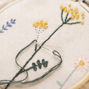 Voyageur Press DIY Kit creativ company Starter Craft Set Embroidery Flower - perfect complete set for beginners to 4
