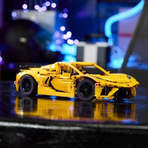 LEGO Technic Chevrolet Corvette Stingray (42205) 2