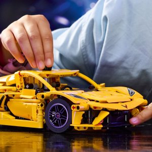 LEGO Technic Chevrolet Corvette Stingray (42205) 4