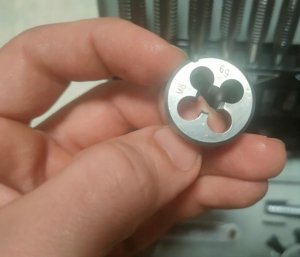 Bituxx Zestaw gwintowników i narzynek calowych 24el metalowa walizka 8