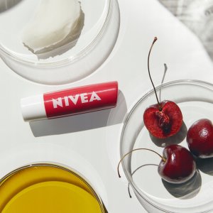 Nivea NIVEA CHERRY SHINE Pomadka ochronna do ust wiśniowa koloryzująca 4,8g 4