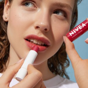 Nivea NIVEA CHERRY SHINE Pomadka ochronna do ust wiśniowa koloryzująca 4,8g 5