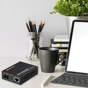 Konwerter światłowodowy Qoltec Switch niezarządzalny Qoltec Dwukierunkowy Media Konwerter 1x RJ45 1x SFP | 1000Mb/s | 5V 3