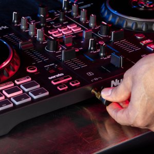 Moneks DJ kontrolieris Mixtrack Platinum FX  Numark 12