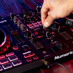Moneks DJ kontrolieris Mixtrack Platinum FX  Numark 13