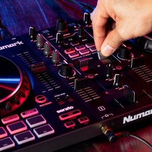 Moneks DJ kontrolieris Mixtrack Platinum FX  Numark 6