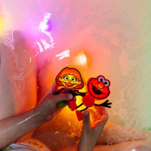 Soxo Glo Pals, Postać do kąpieli Julia - zestaw z dwiema kostkami sensorycznymi świecącymi w wodzie 3