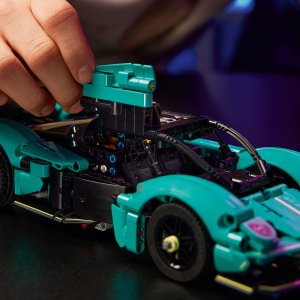 LEGO Technic Aston Martin Valkyrie (42208) 2