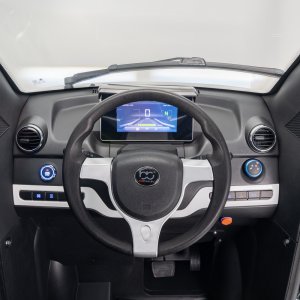 Czterokołowiec lekki, skuter elektryczny zabudowany z dachem MICRO CAR BILI BIKE SIGMA 4 LIT LiFePO4 biały ciemne wnętrze 11