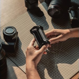 Micnova 3893 Obrotowy uchwyt boczny ze spustem REC dla wybranych aparatów bezlusterkowych Sony 4