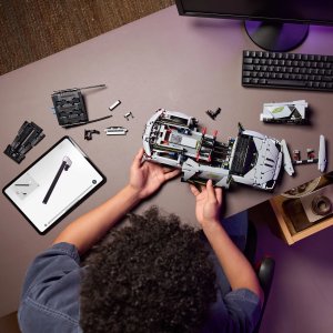 LEGO Technic Supersamochód Lamborghini Revuelto (42214) 4