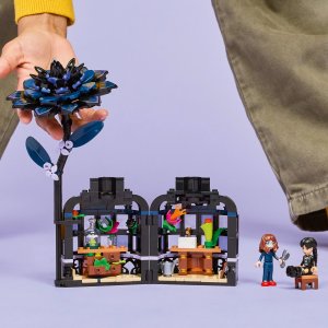 LEGO Wednesday Kwiat czarnej dalii (76784) 2
