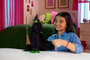 Mattel Wicked Elphaba Lalka Deluxe (z warkoczami) 2