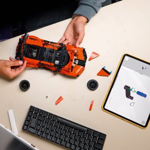 LEGO Technic Hipersamochód Bugatti Chiron Pur Sport (42222) 7
