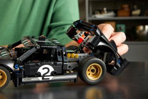 LEGO Technic Samochód wyścigowy 1966 Ford GT40 MKII (42223) 7