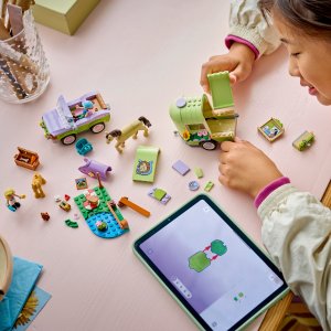 LEGO Friends Przyczepa z koniem i źrebaczkiem (42695) 7