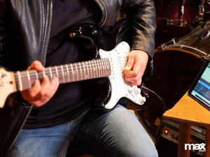 Max Zestaw: Gitara elektryczna GigKit Max czarna + wzmacniacz akcesoria one size 18