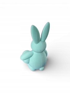 Dekoracja świąteczna Cotton World Nowoczesna dekoracja wielkanocna Ribbed Bunny with Egg figurka zajączka 3D - błękit 3