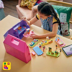 LEGO Friends Kreatywna walizka z domkiem dla lalek (42697) 6