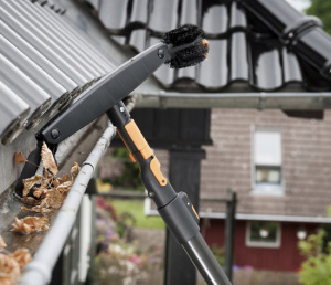 Fiskars Szczotka Quikfit do rynien z teleskopem (138038) 3