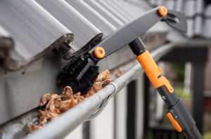 Fiskars Szczotka Quikfit do rynien z teleskopem (138038) 4