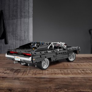 LEGO Technic Dom's Dodge Charger (42111) 3