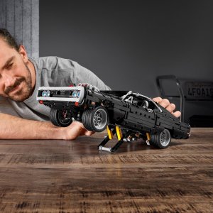 LEGO Technic Dom's Dodge Charger (42111) 4