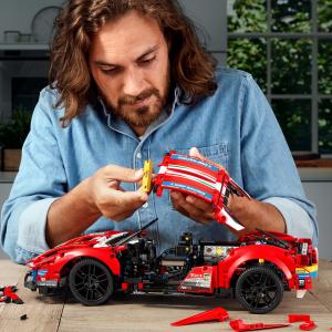 LEGO Technic Ferrari 488 GTE AF Corse #51 (42125) 3