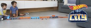 Hot Wheels City Wyścigowy transporter 2w1 (GVG37) 7