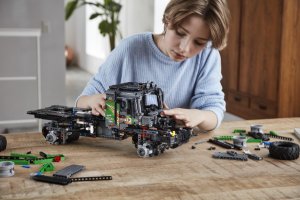 LEGO Technic Ciężarówka Mercedes-Benz Zetros z napędem na 4 koła (42129) 3