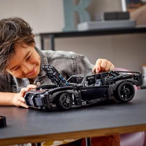 LEGO Technic BATMAN — BATMOBIL (42127) 3
