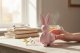 Dekoracja świąteczna Cotton World Nowoczesna dekoracja wielkanocna Ribbed Bunny with Egg figurka zajączka - różowy 4