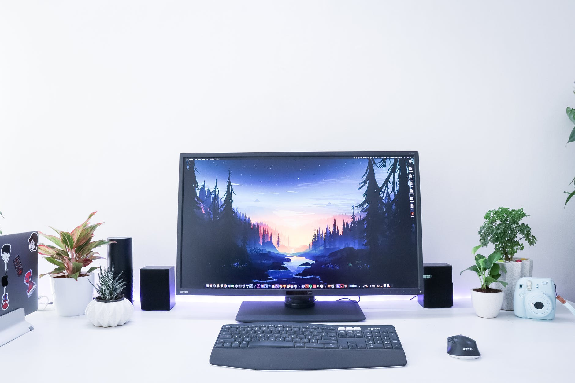 monitor z klawiaturą i myszką na białym biurku