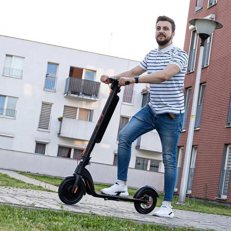 jazda hulajnogą po chodniku