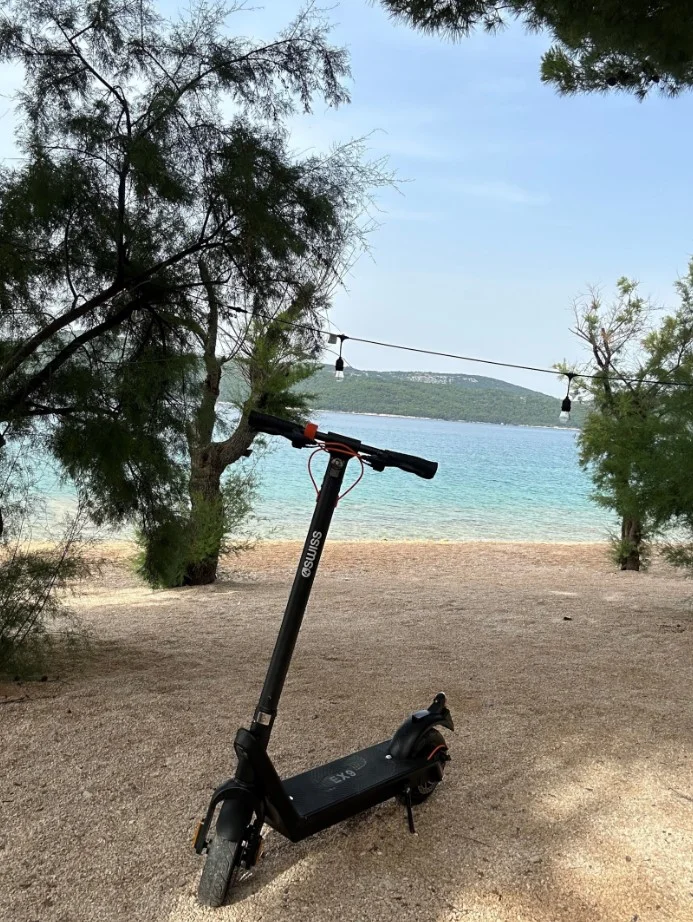 hulajnoga elektryczna na plaży