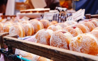 Jak zrobić domowe pączki? Jaki sprzęt AGD będzie niezbędny?
