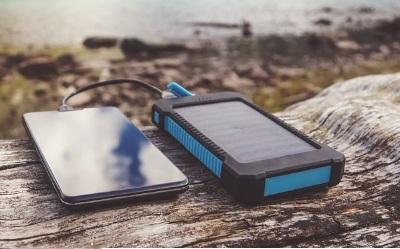 Przenośny panel solarny, czyli jak pozyskać energię ze Słońca i naładować smartfon w podróży? Przenośny panel solarny, czyli jak pozyskać energię ze Słońca i naładować smartfon w podróży?