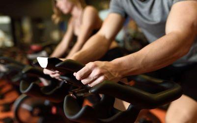 Rower stacjonarny poziomy czy pionowy? Jakie są różnice?