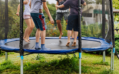 Trampolina z siatką wewnętrzna czy zewnętrzną? Trampolina z siatką wewnętrzna czy zewnętrzną?