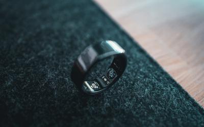 Oura Ring – co to? Czy warto kupić ten inteligentny pierścień?