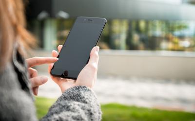 Czym czyścić ekran telefonu? Jak dbać o ekran smartfona?