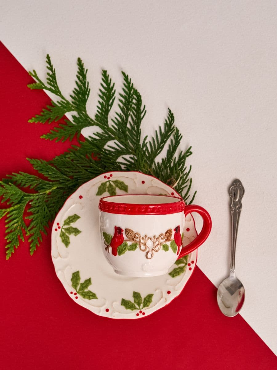 Ceașcă ceramică de Crăciun cu farfurioară și motiv cu cardinali Ceașcă ceramică de Crăciun cu farfurioară și motiv cu cardinali - alb - SINSAY