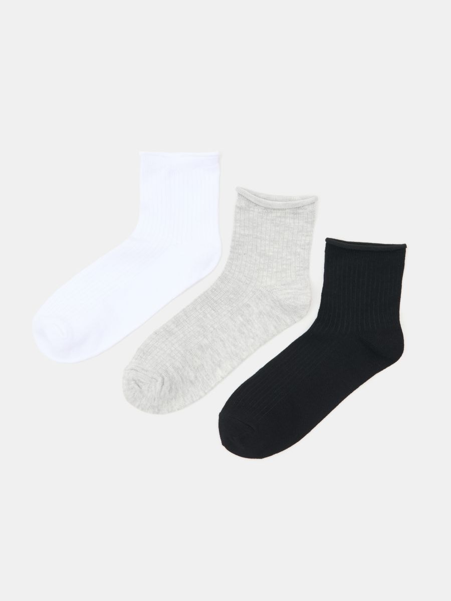 Prążkowane skarpetki z wiskozą 3 pack Prążkowane skarpetki z wiskozą 3 pack - wielobarwny - SINSAY