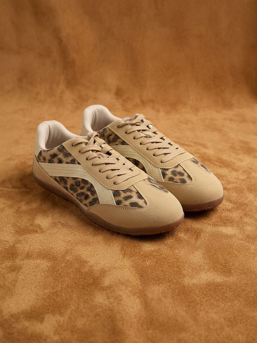 Sznurowane sneakersy w panterkę z imitacji zamszu - wielobarwny - SINSAY