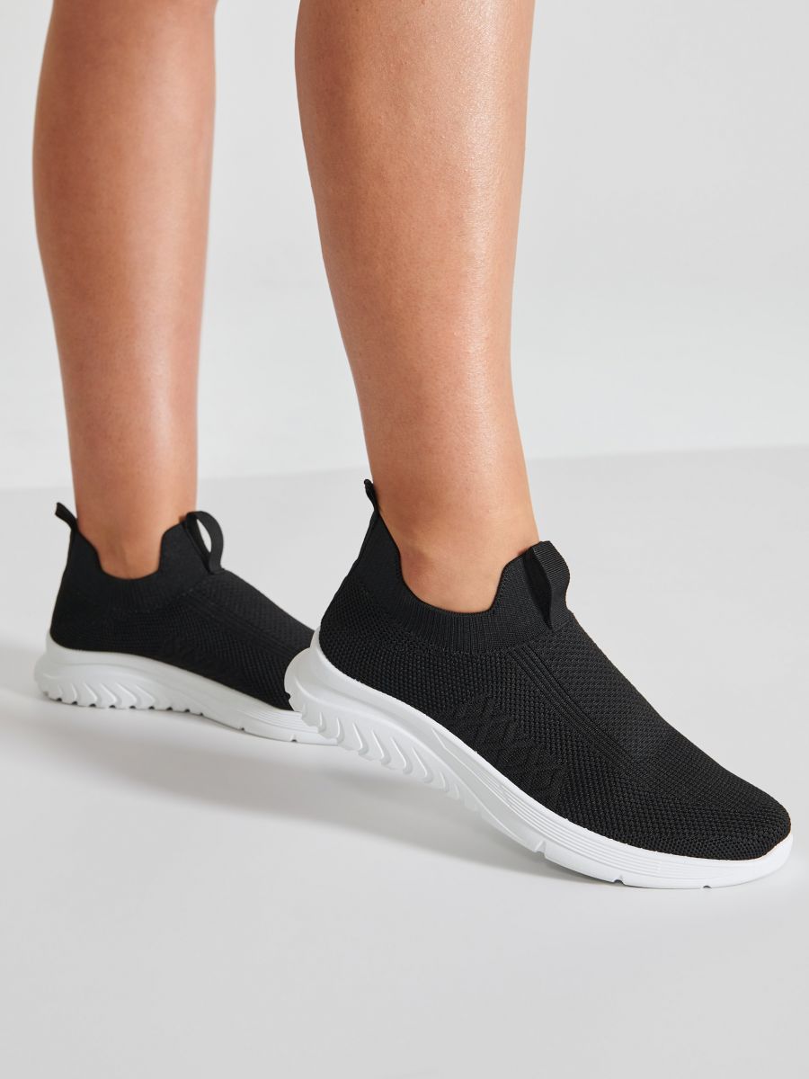 Wsuwane sneakersy - czarny - SINSAY