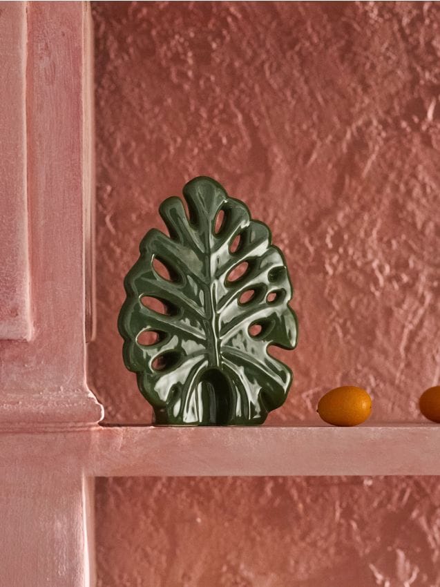 Stehende dekoration in form einer monstera
